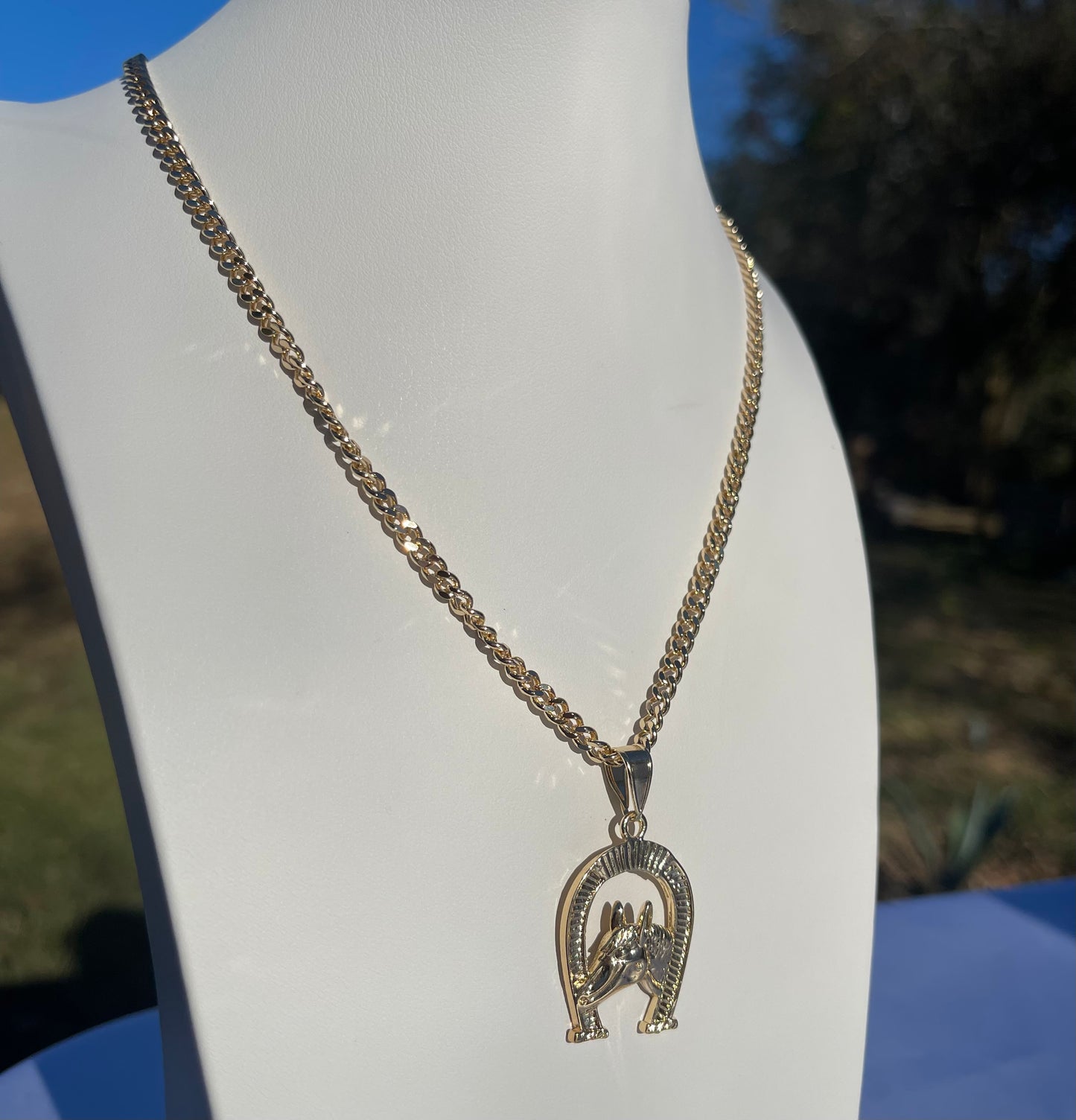 P104 - Gold Horseshoe Necklace